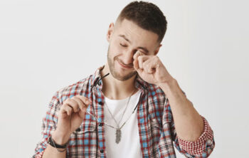 Which vitamin deficiency causes dry eye?
